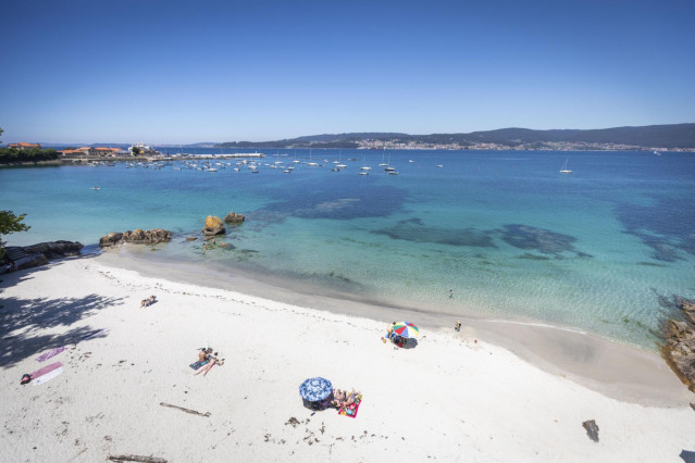 Archivo - Varias personas se bañan y toman el sol en una playa del municipio de Marín, a 5 de junio de 2021.