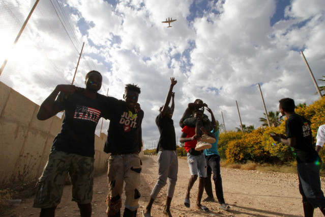 Un grupo de migrantes se dirige al Centro Temporal de Inmigrantes (CETI), mientras celebran el salto de la valla de Melilla, a 24 de junio de 2022, en Melilla (España).