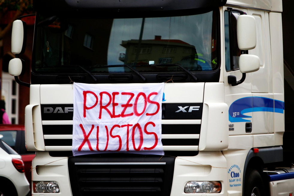 Archivo - Un camión en Ferrol, durante el paro de transportistas de mazo de 2022.