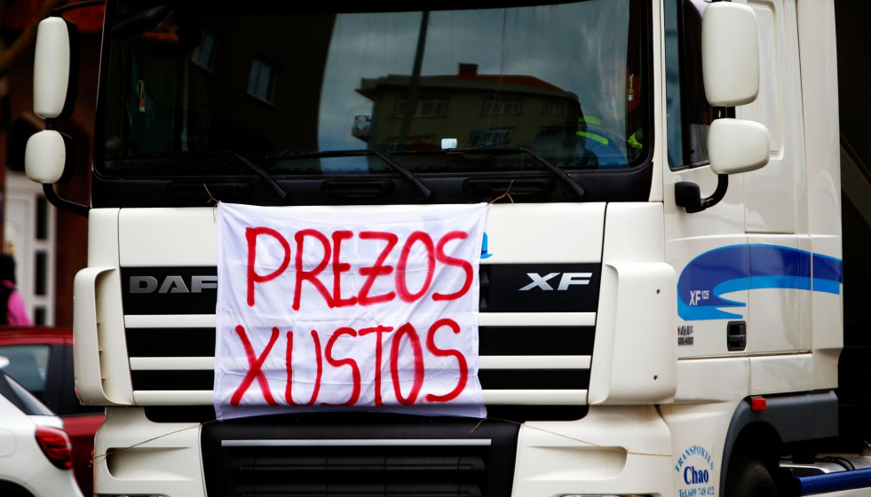 Archivo - Un camión en Ferrol, durante el paro de transportistas de mazo de 2022.