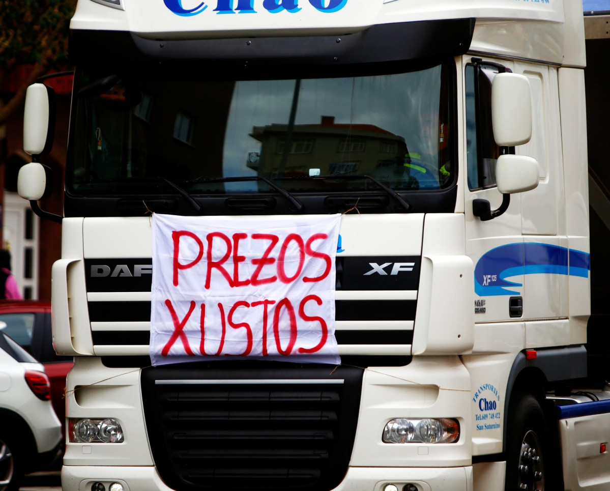 Archivo - Un camión en Ferrol, durante el paro de transportistas de mazo de 2022.