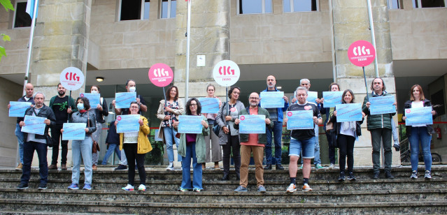 Protesta de la CIG-Ensino en la Escola Galego da Administración Pública (EGAP), en Santiago de Compostela.