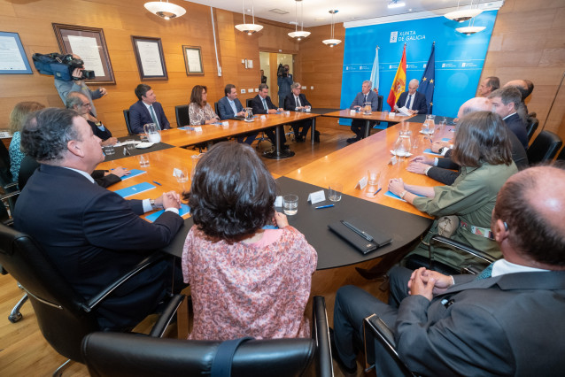 El presidente de la Xunta, Alfonso Rueda, acompañado por el vicepresidente primero y conselleiro de Economía, Industria e Innovación, Francisco Conde, en una reunión con el Consejo de Administración de Ence.