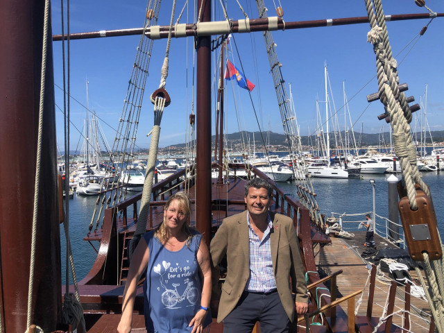 El alcalde de Baiona (Pontevedra), Carlos Gómez Prado, y la concejal de Cultura, Miriam Costas, en la réplica de la carabela 'La Pinta'.