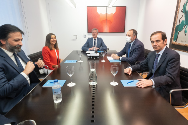 El presidente de la Xunta, Alfonso Rueda, y el conselleiro de Sanidade, Julio García Comesaña, se reúnen con los presidentes de los colegios oficiales de farmacéuticos de Galicia.