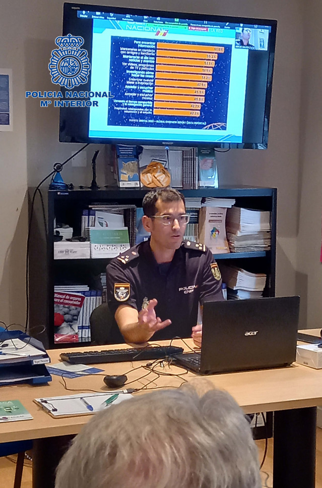 El delegado de Participación Ciudadana de la Comisaría Provincial de A Coruña durante una de las charlas de prevención sobre los riesgos en Internet