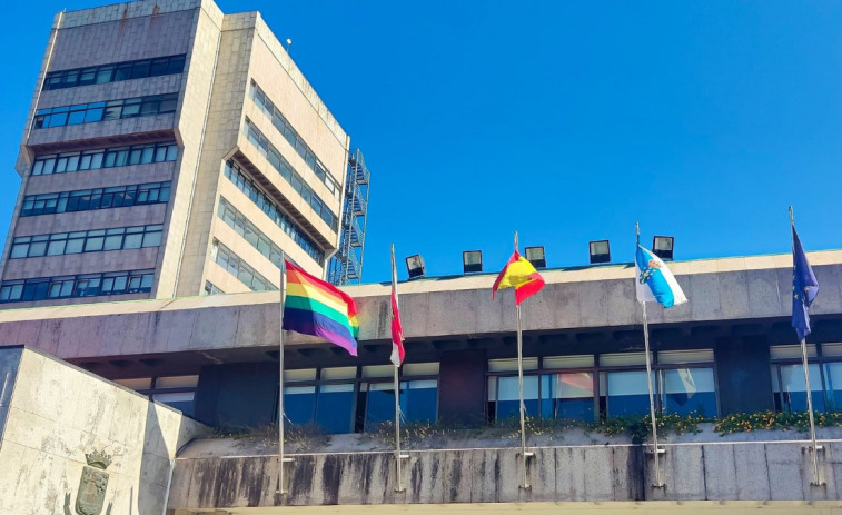 Vox denuncia a Abel Caballero por colocar la bandera LGTBI en la fachada del Concello el Día del Orgullo