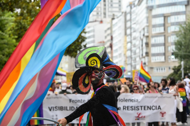 Una persona desfila durante una manifestación del Orgullo LGTBI en A Coruña