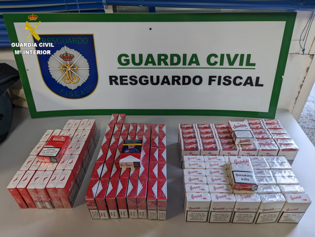Un total de 136 cajetillas de tabaco sin marcas fiscales intervenidas por la Guardia Civil en un establecimiento en Ribeira (A Coruña).