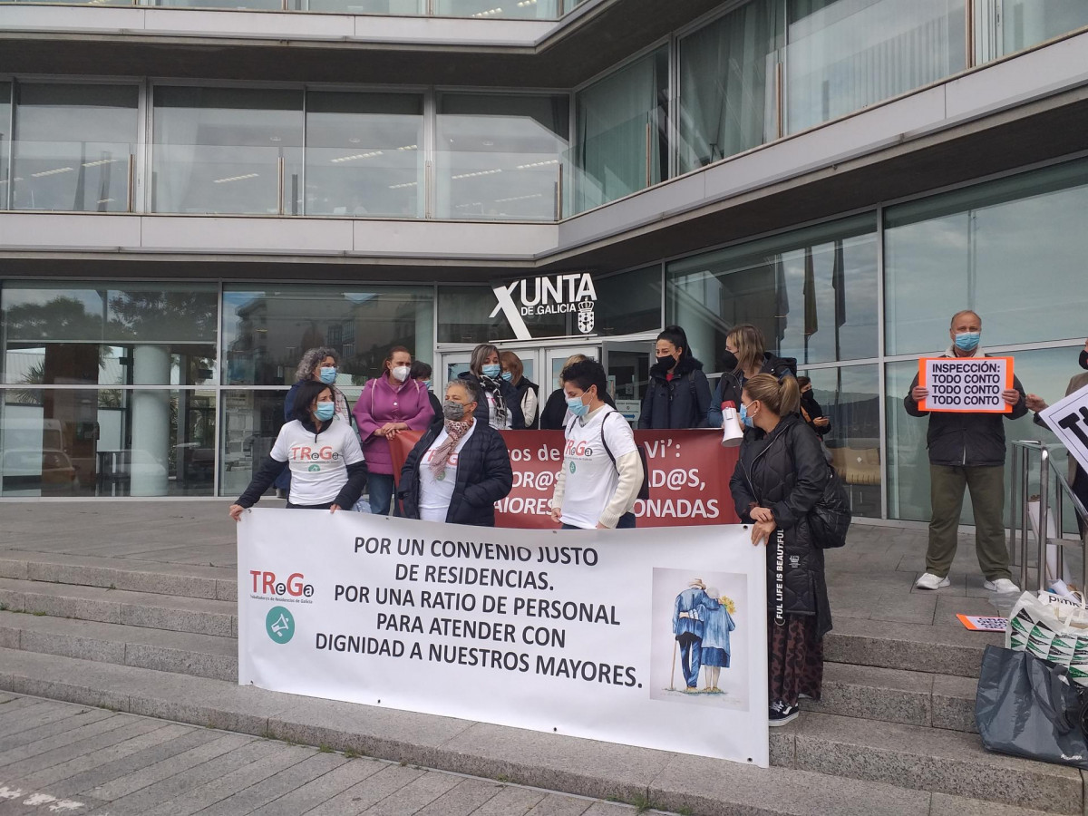 Concentración de trabajadoras de las residencias de mayores frente a la delegación territorial de la Xunta en Vigo.