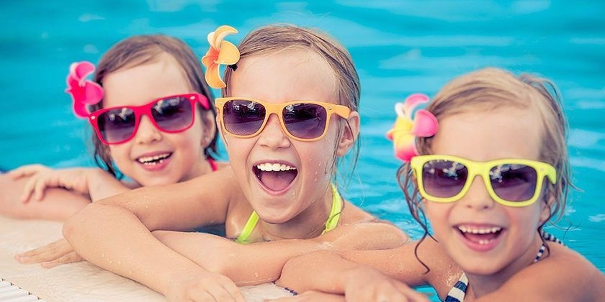 Niu00f1as con gafas de sol en verano