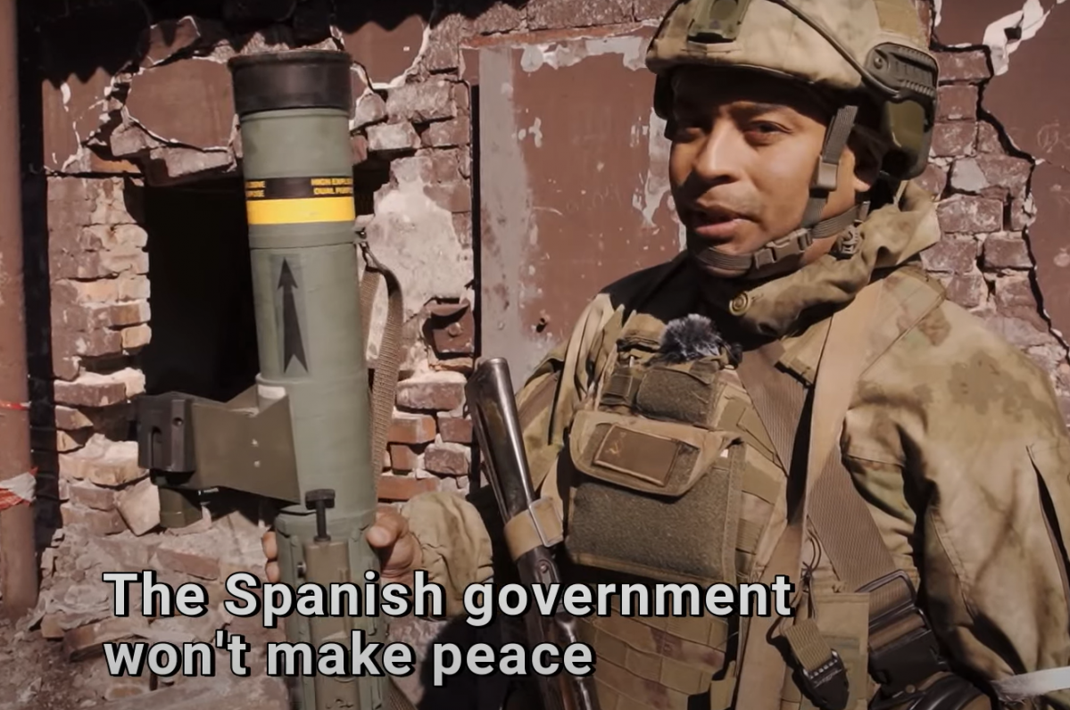 Soldado colombiano en las milicias pro rusas en las ruinas de Mariupol enseu00f1ando un misil c 90 enviado por Espau00f1a a Ucrania