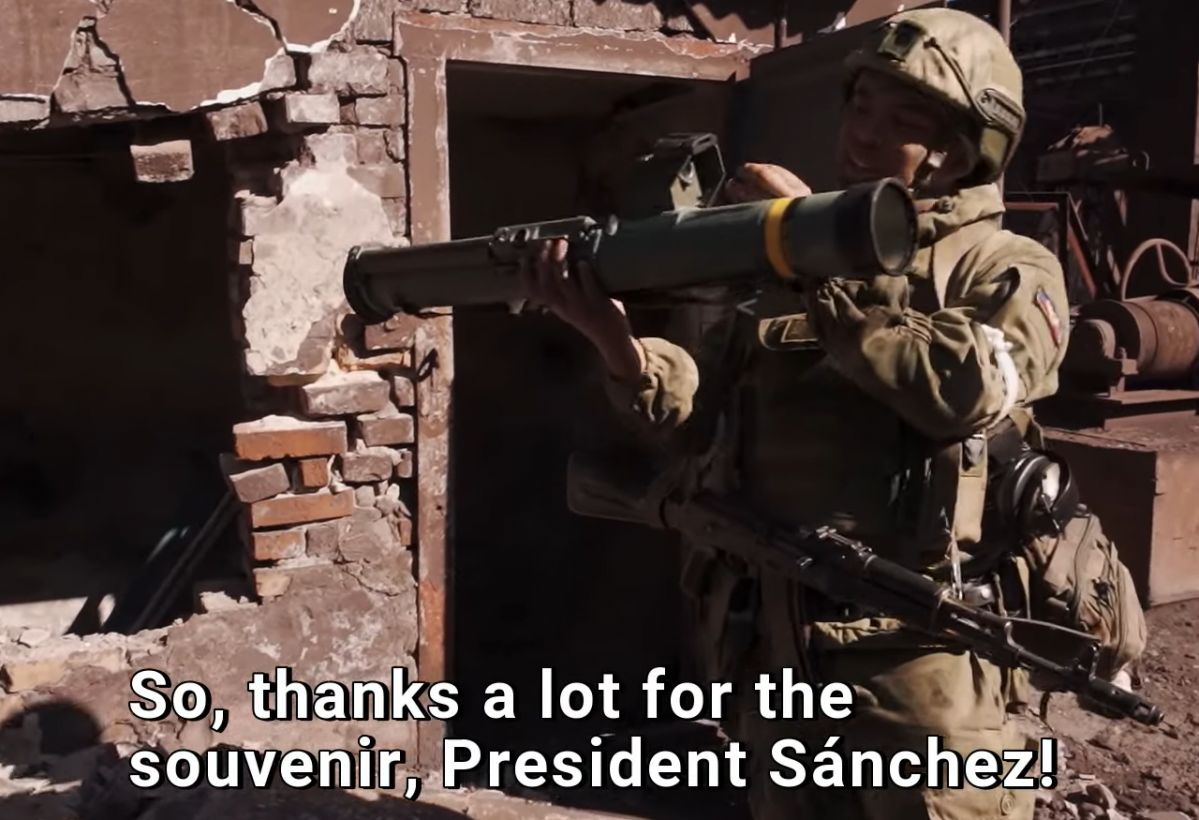 Soldado pro ruso en las ruinas de Mariupol enseu00f1ando un misil c 90 enviado por Espau00f1a a Ucrania