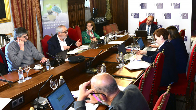 El rector de la USC, Antonio López, preside la junta de gobierno.