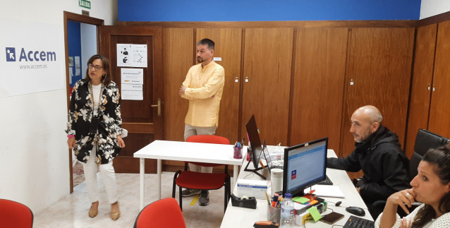 La subdelegada del Gobierno en Pontevedra, Maica Larriba, visita las instalaciones de la ONG Accem en Vigo.