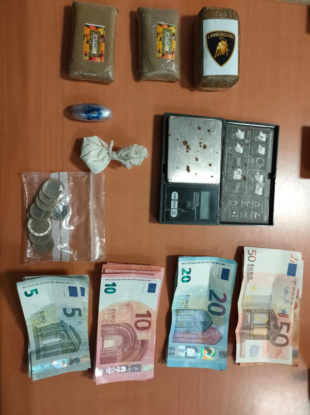 Hachís, cocaína, una báscula de precisión y dinero en efectivo intervenidos a un menor detenido en Vigo.