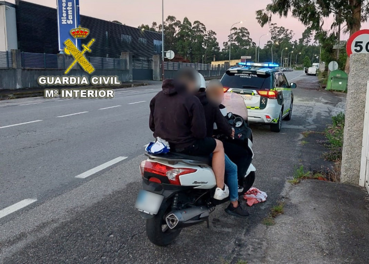 Pillados en Cambados tres en una moto, sin carnet, ni seguro, borrachos y sin cascos