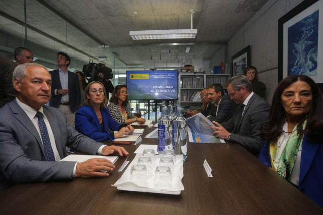 La conselleira de Infraestruturas e Mobilidade de la Xunta, Ethel Vázquez (2i); el secretario general de Infraestruturas del Ministerio de Transportes, Movilidad y Agenda Urbana, Xavier Flores (3d), y el delegado del Gobierno en Galicia, José Miñones (2d)