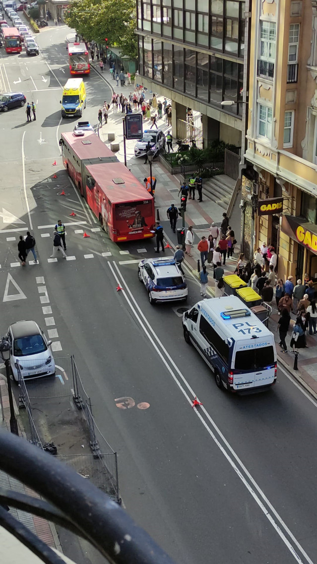 Atropello de un autobús urbano a dos personas en el centro de A Coruña.