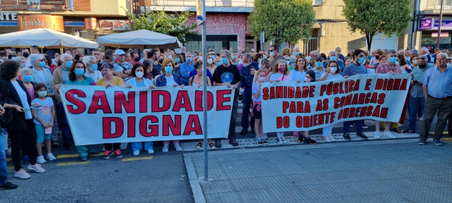 Concentración convocada por la junta de personal del distrito sanitario de Valdeorras frente al Hospital de O Barco (Ourense).