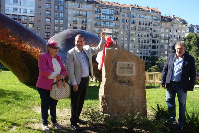 El alcalde de Vigo, Abel Caballero (centro), junto al concejal Javier Pardo, y a una vecina, en la inauguración de la reforma de la Praza da Miñoca.