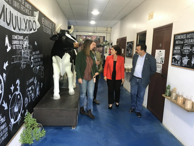 La subdelegada del Gobierno en A Coruña, María Rivas, ha visitado la granja ecológica de Casa Grande de Xanceda