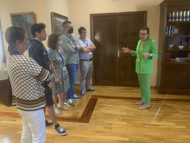 La subdelegada del Gobierno en Pontevedra, Maica Larriba, recibe a varios ciudadanos en una jornada de puertas abiertas.