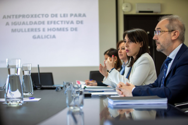 La conselleira de Promoción do Emprego e Igualdade, María Jesús Lorenzana, se reúne con representantes del diálogo social
