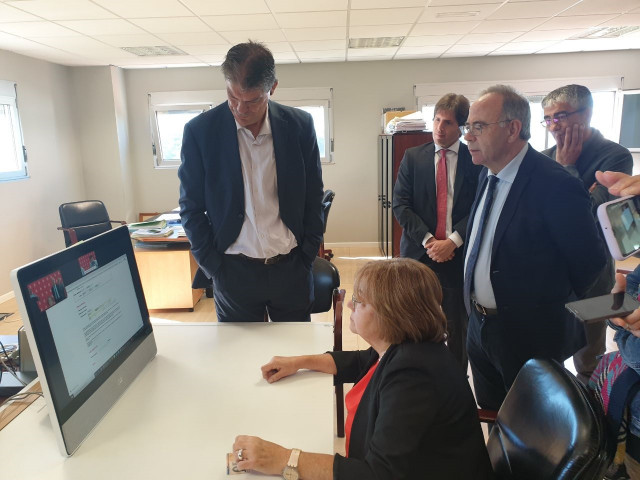 El alcalde de Santiago, Xosé Sánchez Bugallo, en el estreno de un proyecto piloto para ayudar a vecinos a hacer trámites en la administración electrónica.