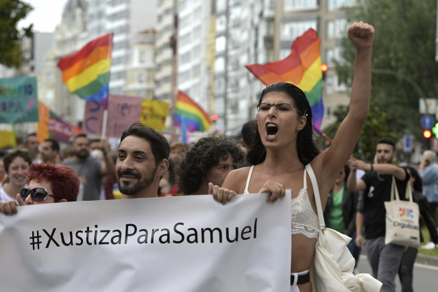 Manifestación de entidades LGTBI no Día do Orgullo con recordo ao crime de Samuel Luiz