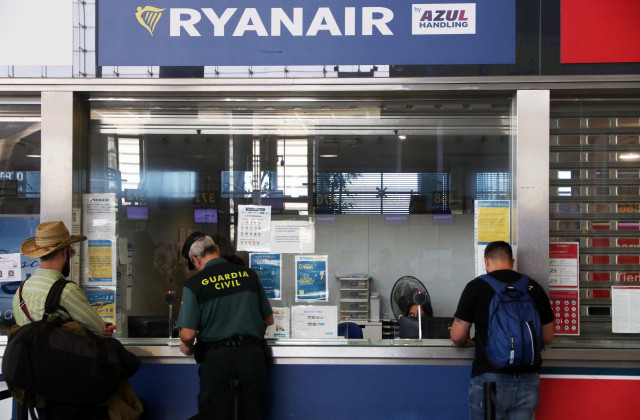 Varias personas se acercan a las ventanillas de la compañía aérea Ryanair que durante estos días los trabajadores de dicha empresa están huelga por sus condiciones laborales en el aeropuerto Costa del Sol, en Málaga.