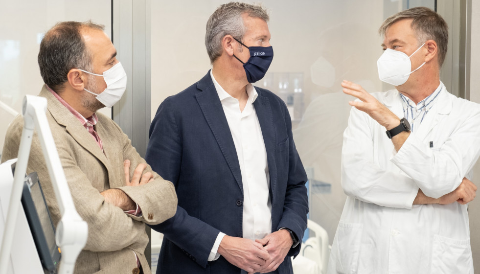El presidente de la Xunta de Galicia, Alfonso Rueda, acompañado por el conselleiro de Sanidade, Julio García Comesaña, visitan la nueva UCI del Hospital Clínico Universitario de Santiago.