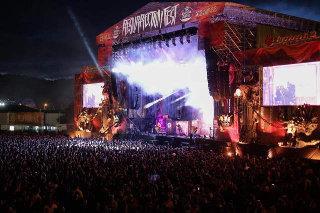 Ambiente del concierto de la banda Judas Priest durante su actuación en el Resurrection Fest, a 30 de junio de 2022, en Viveiro, Lugo.