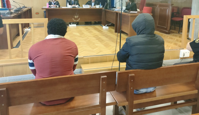 Los acusados Braulio L.S., y Manel R.B., en la vista de conformidad en la que han reconocido haber abusado sexualmente de una joven y haberlo grabarlo con el móvil, y han aceptado, respectivamente, 2 años y  7 meses, y 2 años y 3 meses de cárcel.