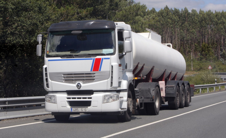 Un camionero grabado con el móvil al adelantar en línea continua se enfrenta dos años de cárcel