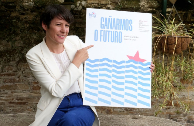 La portavoz nacional del BNG, Ana Pontón, con el cartel de la campaña de los nacionalistas para celebrar el 25 de julio, Día de Galicia, de 2022.