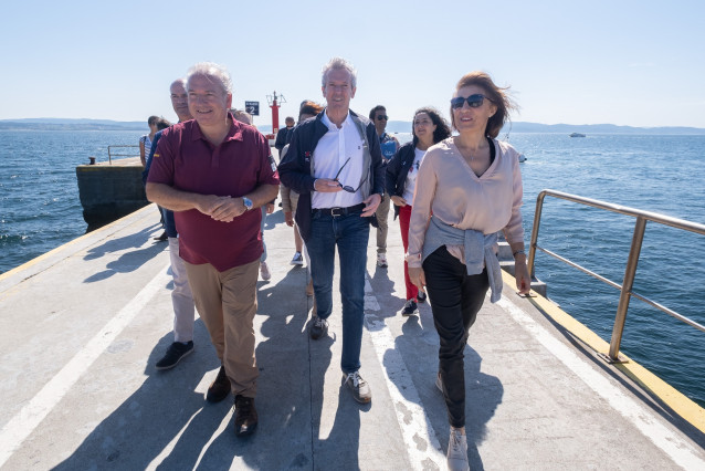 El titular do Goberno galego, Alfonso Rueda, acompañado por la conselleira de Medio Ambiente, Territorio e Vivenda, Ángeles Vázquez,  visita  la Illa de Ons.