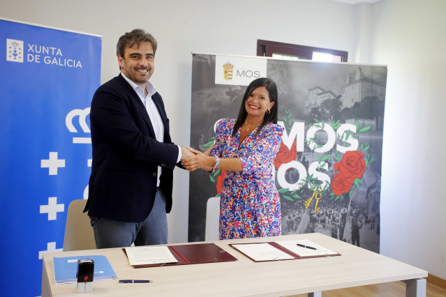 El vicepresidente segundo y conselleiro de Presidencia, Xustiza y Deportes, Diego Calvo, y la alcaldesa de Mos (Pontevedra), Nidia Arévalo, tras firmar un acuerdo para mejoras en el edificio de la entidad vecinal de Dornelas.