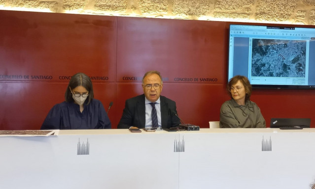 La teniente de alcalde y concejala de Urbanismo, Mercedes Rosón, en una rueda de prensa ofrecida en el Pazo de Raxoi junto con el alcalde de Santiago, Xosé Sánchez Bugallo, y la directora del área de Urbanismo, Ana Prieto.