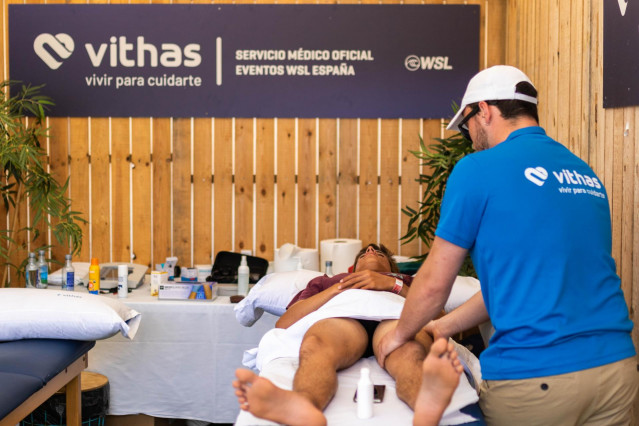 Archivo - Varios.- Vithas, servicio médico oficial de la World Surf League en España por tercer año consecutivo