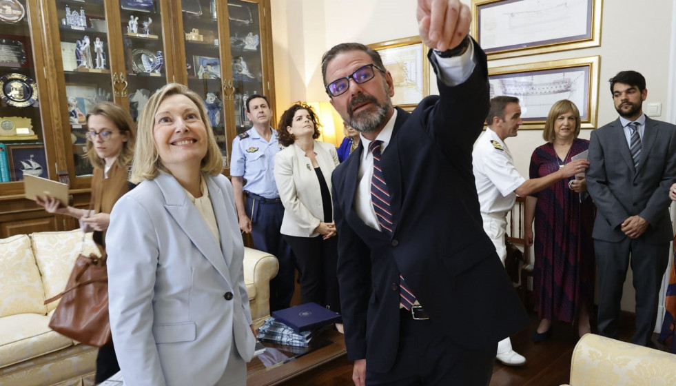 El alcalde de Ferrol, Ángel Mato, recibe a la secretaria de Estado de Defensa, Amparo Valcarce