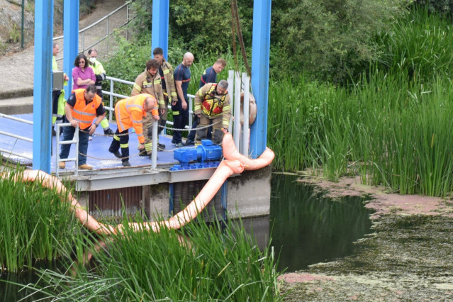 Barrera de contención preventiva sobre el Río Miño, ante el vertido de aceite en Outeiro de Rei