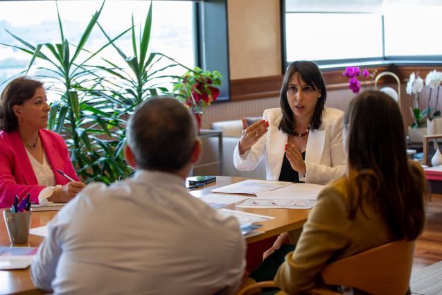 La conselleira de Emprego e Igualdade, María Jesús Lorenzana, mantiene una reunión con representantes del Clúster Galego da Industria do Deporte e Benestar