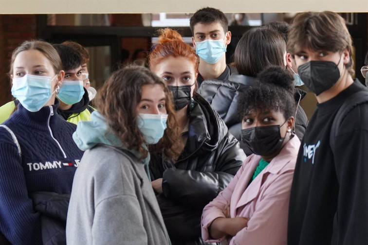 ¿El regreso de la mascarilla en interiores? Ante las cifras, la Xunta no descarta recuperarla