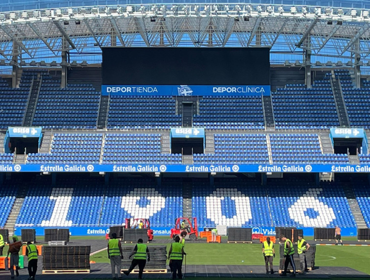 Últimos preparativos en Riazor antes del desembarco de Ozuna, Duki, Lola Índigo, Maluma o Black Eyed Peas
