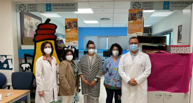 La directora del aula hospitalaria del Hospital Clínico de Santiago, Elena Sobrino, junto al jefe del Servicio de Pediatría, Federico Martinón, y Margarita Hermo (en el centro).