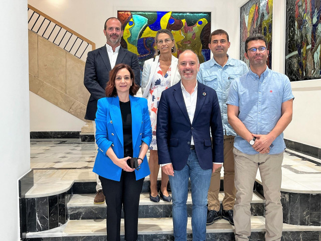 David Regades, delegado de Zona Franca de Vigo;  el catedrático de la UVigo, Xosé H. Vázquez; la coordinadora de la Cátedra Ardán, Belén Feijóo; la responsable de Ardán, Susana Lama; y representantes de Igalia y Marine Instruments.