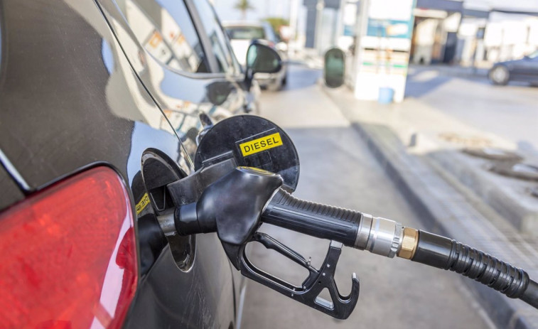 Las gasolineras respondieron al descuento del Gobierno subiendo el precio hasta 3,52 céntimos, denuncia Esade