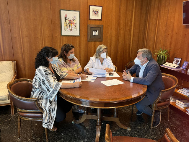 Reunión de la gerente del área sanitaria compostelana, Eloína Núñez, con el alcalde de Ribeira, Manuel Ruiz Rivas.