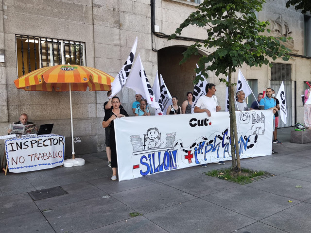 Concentración convocada por CUT-Stellantis frente a la Inspección de Trabajo en Vigo.